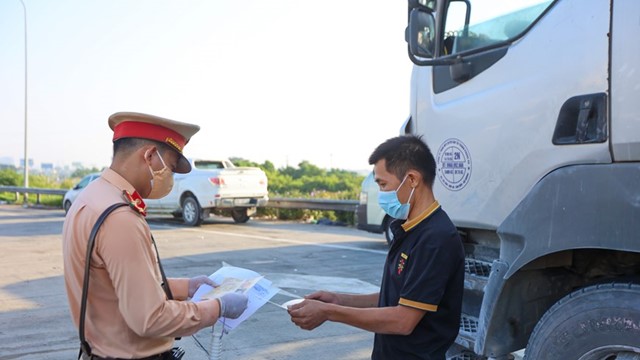 Hỗ trợ xét nghiệm lưu động cho tài xế chở hàng hóa ở Hà Nội, Hải Phòng