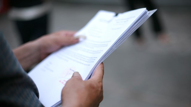 3 thanh niên mua 9 giấy đi đường ở tiệm cầm đồ để "thông" chốt kiểm dịch