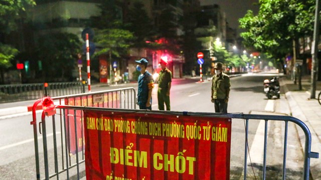 Hà Nội yêu cầu khai báo y tế bằng mã QR với tất cả người ra, vào các chốt kiểm soát 