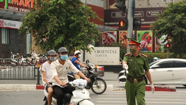 Hành vi không chấp hành quy định phòng, chống dịch COVID-19, chống người thi hành công vụ sẽ bị xử lý như thế nào?