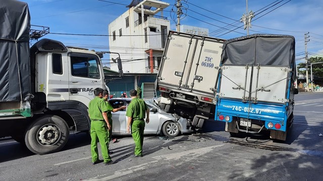 Tai nạn liên hoàn 5 ô tô hư hỏng nặng