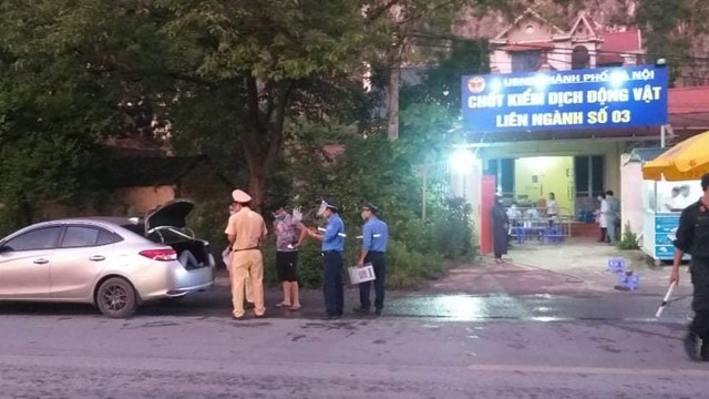 Xử phạt lái xe ô tô giấu người trong cốp để qua chốt kiểm dịch