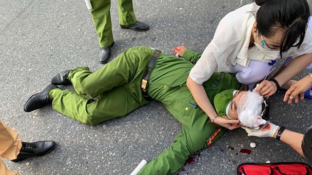 Nam sinh viên thông chốt kiểm dịch, tông bị thương Đại uý công an