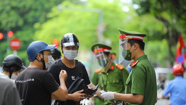 Hà Nội: Siết chặt kiểm tra phương tiện ra vào phố cổ, nhiều trường hợp quay đầu bỏ chạy