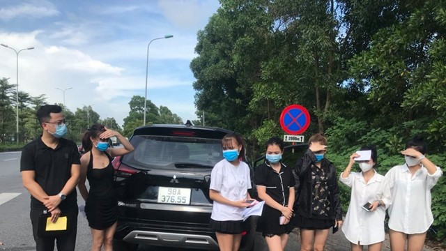 Hà Nội: Kiểm soát Covid-19, CSGT phát hiện ô tô chở 6 cô gái có giấy đi đường giả