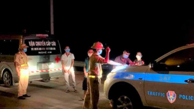 Xe cứu thương không chở bệnh nhân vẫn bật đèn ưu tiên