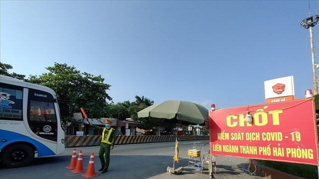 Truy đuổi ô tô vượt chốt kiểm soát dịch khu vực cầu Nghìn như trong phim