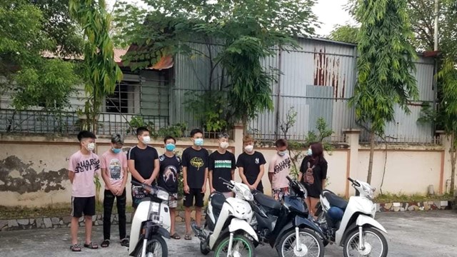 Hà Nội: Xử lý 9 thanh niên nam nữ phóng xe máy “thông chốt” Covid-19