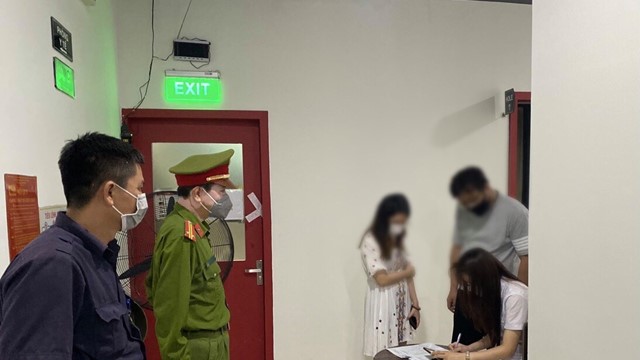 Phạt 80 triệu 25 khách chơi gold tại quận Nam Từ Liêm vi phạm phòng dịch