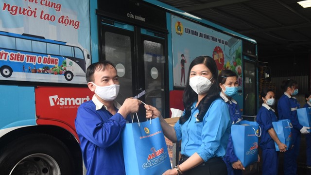 Niềm vui đến với người lao động từ những “Túi An sinh Công đoàn”
