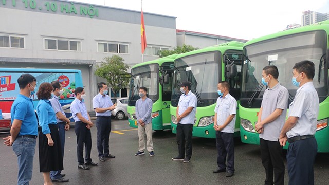 Người lao động Tổng Công ty Vận tải Hà Nội đón nhận 500 "Túi An sinh Công đoàn"