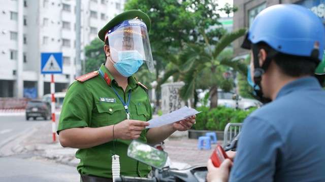 Công an TP Hà Nội vẫn tiếp tục cấp giấy đi đường