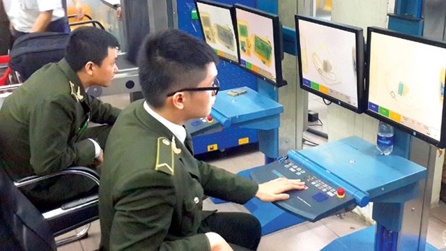 Những vật phẩm nguy hiểm nào bị hạn chế mang lên máy bay?