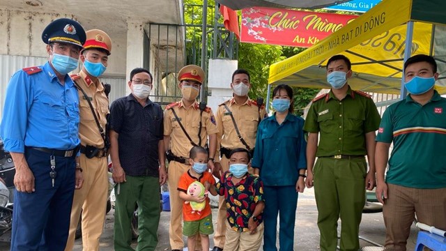 Hà Nội: Bé trai 3 tuổi lang thang trên cao tốc an toàn về với gia đình