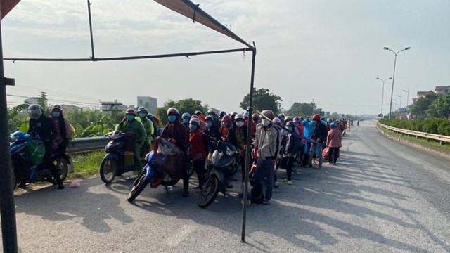 CSGT bố trí xe cảnh sát dẫn dọc tuyến đường đưa bà con từ vùng dịch phía Nam qua Hà Nội