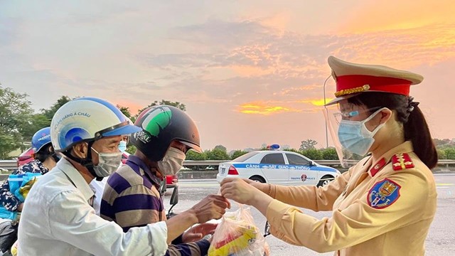 Hà Nội: CSGT phát hàng nghìn suất ăn tới người dân từ các tỉnh về qua Hà Nội