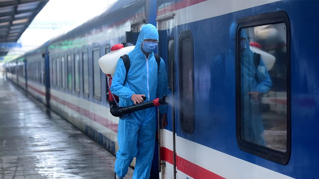 Mở lại tàu khách, đường sắt sẽ bán vé từ 8h sáng nay