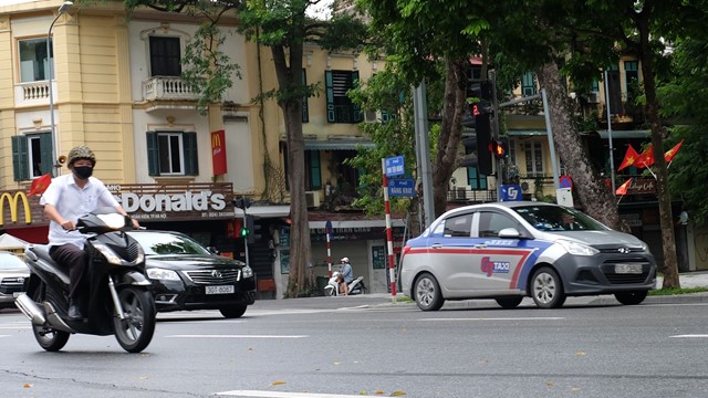 Taxi, xe công nghệ vắng khách trong ngày đầu tái khởi động