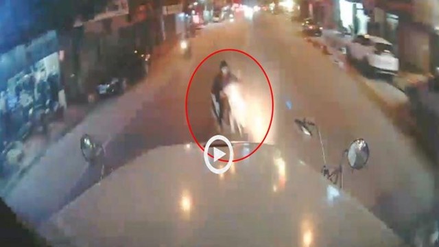 [Clip] Sang đường ẩu, xe máy bị xe container cuốn vào gầm, người phụ nữ bị thương