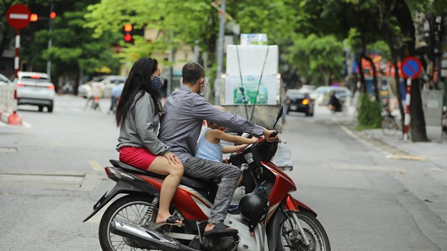 Hà Nội: Tiếp tục xử phạt nghiêm những trường hợp vi phạm quy định đội mũ bảo hiểm khi tham gia giao thông