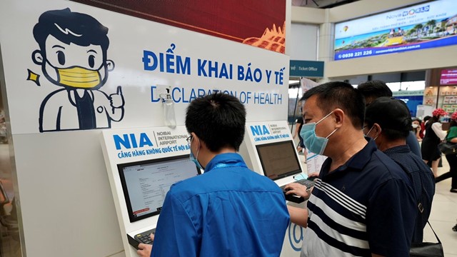 Hành khách đi máy bay vẫn phải kê khai thông tin di chuyển