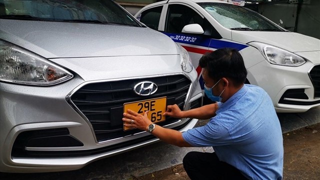 Xe kinh doanh vận tải không đổi biển trắng sang biển vàng bị phạt đến 8 triệu đồng