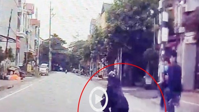 [Clip]  Tài xế phanh cháy lốp, cứu mạng nam thanh niên ngã trước đầu xe