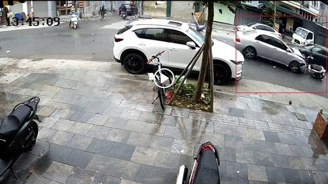 [Clip] Xe con tông bay 1 xe máy, 2 xe đạp điện rồi bỏ chạy