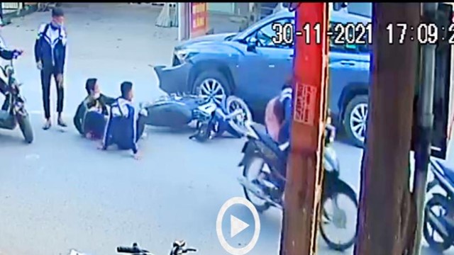 [Clip] Xe máy "kẹp" 3 lấn làn lao vào đầu ô tô, nam sinh bị tài xế ô tô đấm thẳng mặt