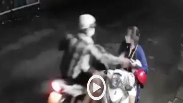 [Clip] 2 đối tượng áp sát cướp điện thoại, cô gái hô hoán kêu cứu