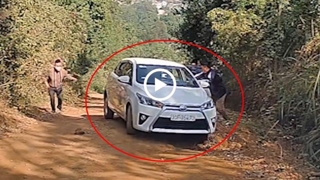 [Clip] Xe sập gầm khi lên dốc, tài xế xuống xe không kéo phanh tay làm xe trôi ngược lại 