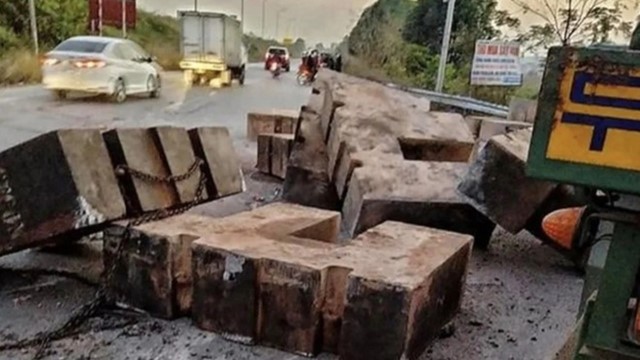 Bắc Giang: Xe đầu kéo làm rơi nhiều khối bê tông, đè chết người đi đường