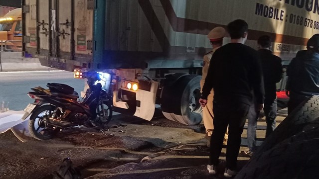 Hải Phòng: Đâm vào xe container đỗ ven đường người đàn ông tử vong tại chỗ