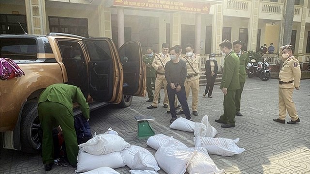 Đi xe bán tải chở "thần chết" nghênh ngang trên đường