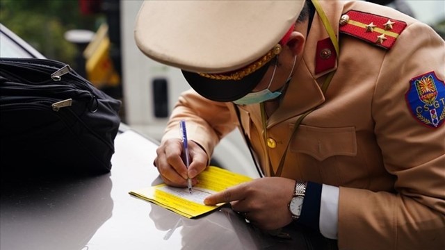 Đến nộp phạt khi đã quá thời hạn thì có được nhận phương tiện và bằng lái không?