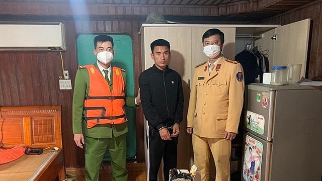 Phát hiện 12kg pháo nổ trái phép trên tàu chở cát lậu