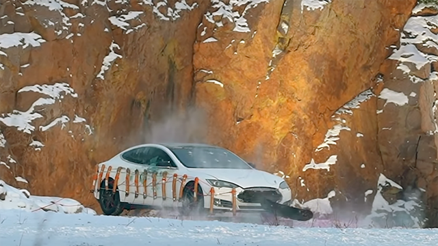 Chủ sở hữu Tesla Model S cho nổ tung chiếc xe vì giá thay pin quá cao