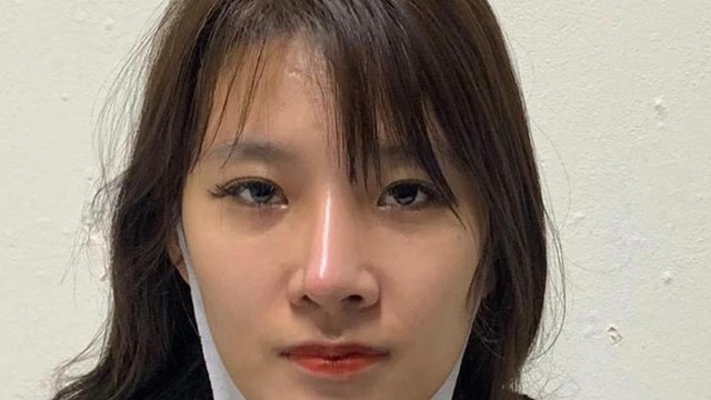 Thấy công an đến kiểm tra, cô gái tự nguyện giao nộp ma túy