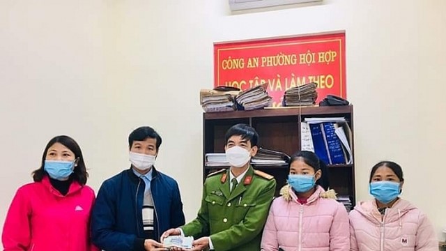 Nhặt được 50 triệu đồng, cô học trò nghèo trả lại người đánh rơi