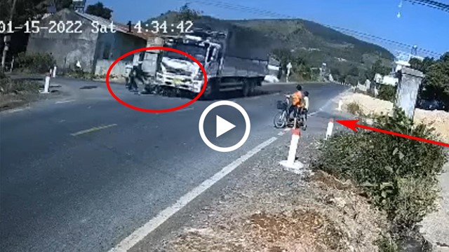 [Clip]: "Phóng như bay" qua ngã tư, cô gái đi xe máy bị xe tải tông kinh hoàng