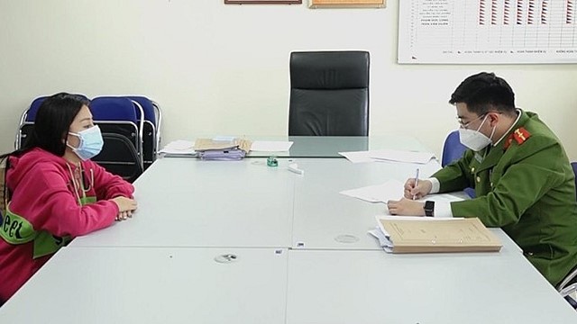 Phát hiện 100 cá thể rùa quý hiếm bên trong chiếc xe ô tô dừng đỗ bên đường