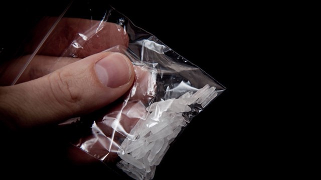 Giấu ma tuý trong mũ bảo hiểm vẫn không thoát