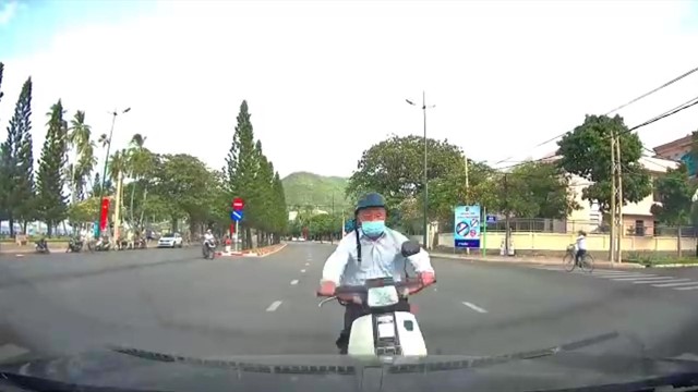 [Clip]: Người đàn ông đi xe máy lấn làn, lao thẳng vào đầu ô tô 