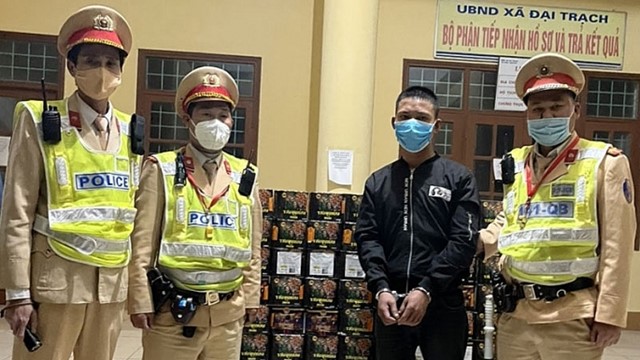 Bắt 2 đối tượng vận chuyển 130 kg pháo hoa nổ 