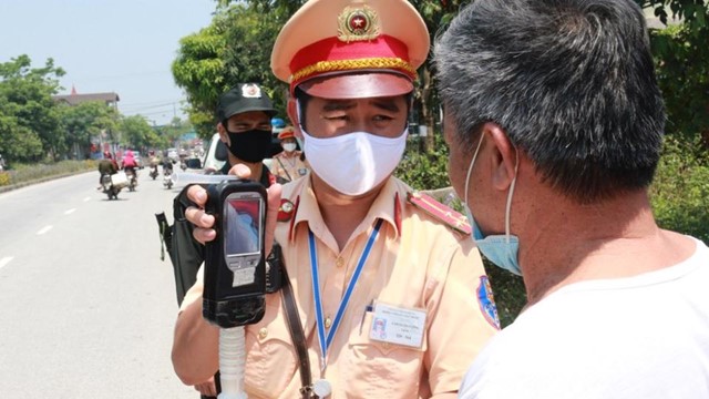 Giải pháp nào kiềm chế "ma men sau tay lái" vào dịp Tết?