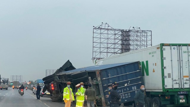Hải Phòng: Container lật giữa quốc lộ 5