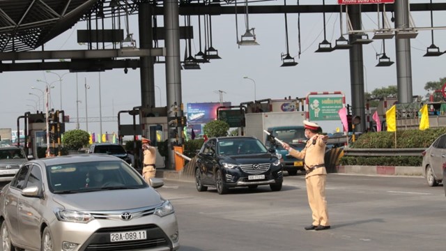 CSGT ứng trực sẵn sàng, cửa ngõ Hà Nội đi các tỉnh hiện thông thoáng