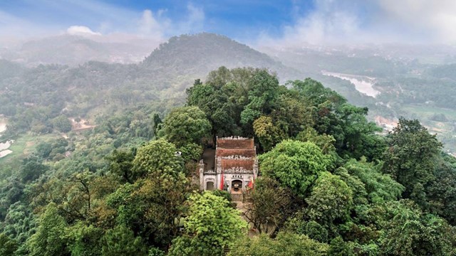 Du khách hồ hởi hành hương về đền Hùng trong ngày đầu năm mới