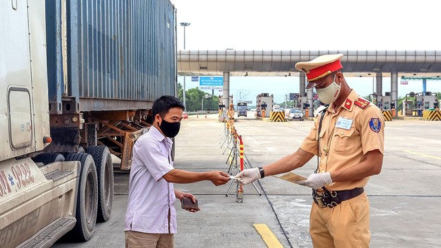 CSGT có quyền kiểm tra, khám xét hàng trên xe đang lưu thông?