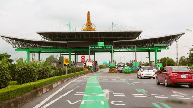 Mới hơn 50% ô tô dán thẻ thu phí không dừng